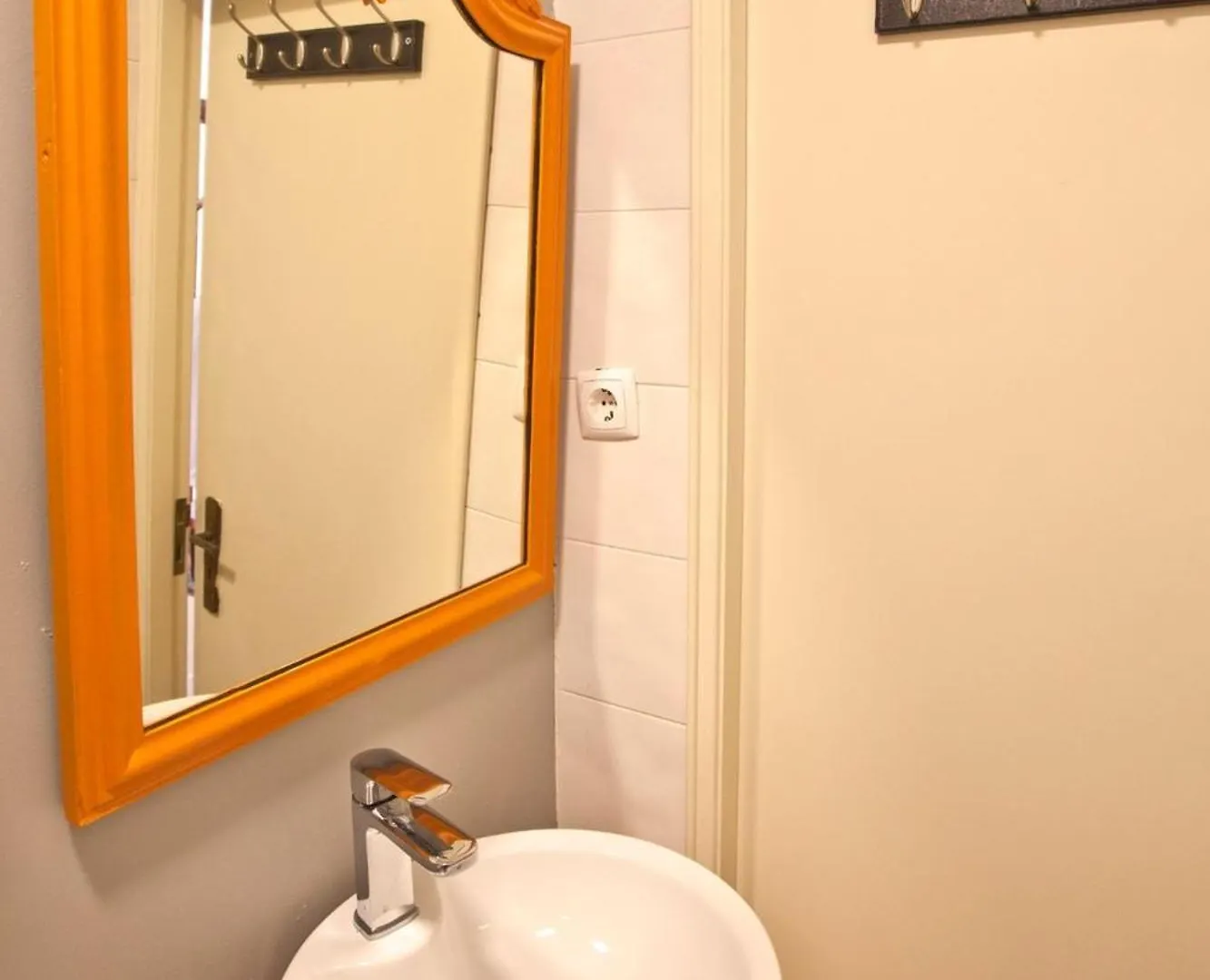 1 Bedroom Apartment Located Heart Of Lisbon City 0*,